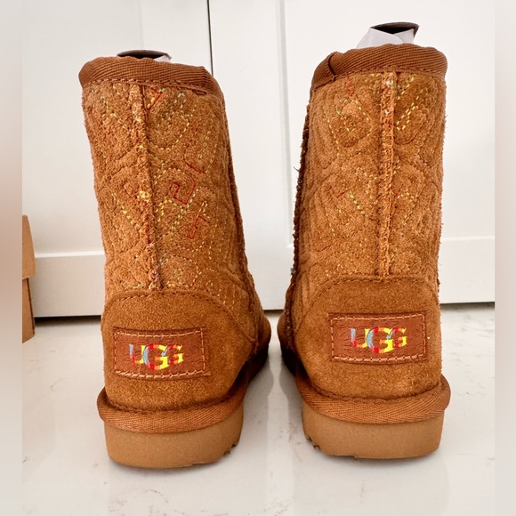 UGG CLASSIC II GRAPHIC STITCH SIZE T8
NWB - Picture 4 of 9